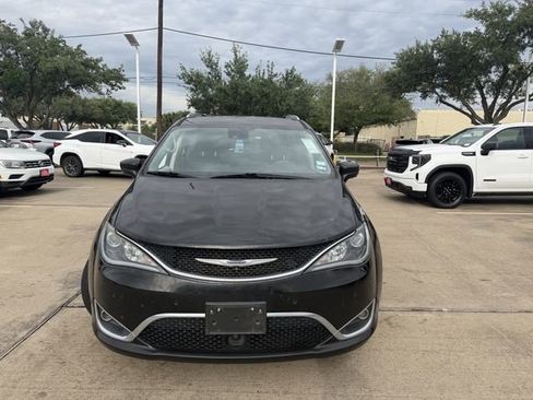 Used 2020 Chrysler Pacifica Touring-L Plus w/ Tire & Wheel Group image 2