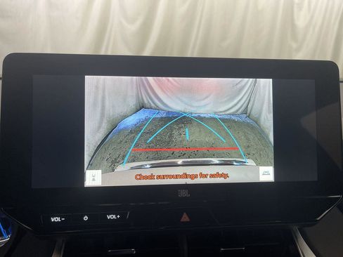 Used 2024 Toyota Venza XLE image 17