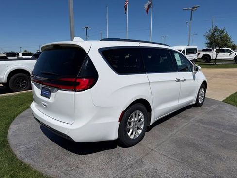 Used 2021 Chrysler Pacifica Touring-L FWD image 6