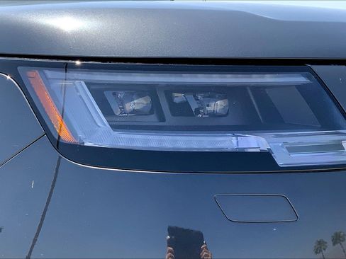 New 2025 Land Rover Range Rover Long Wheelbase SE image 16