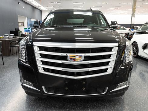Used 2017 Cadillac Escalade Luxury image 3