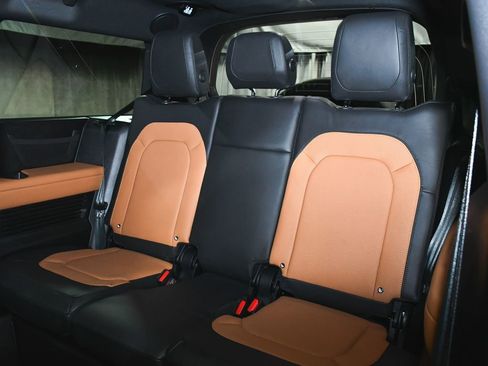 Used 2024 Land Rover Defender 130 X-Dynamic SE AWD/4WD image 60