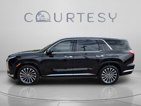 Used 2024 Hyundai Palisade Calligraphy FWD image 2