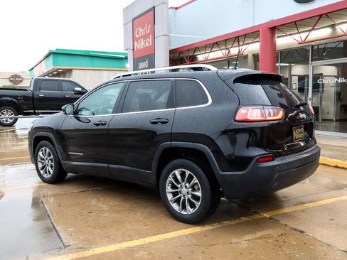 Used 2019 Jeep Cherokee Latitude Plus w/ Cold Weather Group FWD image 6