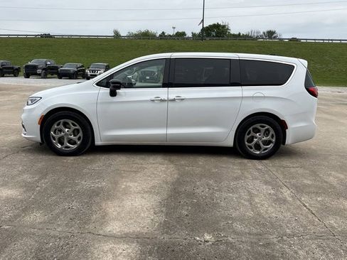 Used 2024 Chrysler Pacifica Limited w/ Trailer Tow Group FWD image 14
