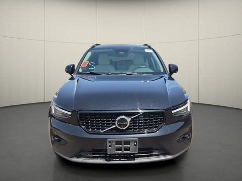 Used 2024 Volvo XC40 B5 Plus w/ Climate Package AWD/4WD image 2