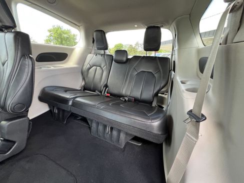 Used 2023 Chrysler Pacifica Touring-L FWD image 44