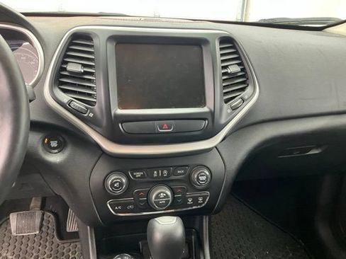 Used 2017 Jeep Cherokee Trailhawk AWD/4WD image 8