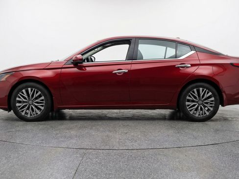 Used 2025 Nissan Altima 2.5 SV FWD image 5