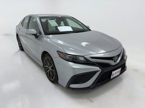 Used 2024 Toyota Camry SE image 2