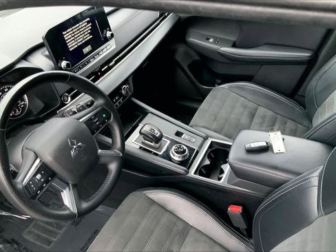 Used 2024 Mitsubishi Outlander SE image 15