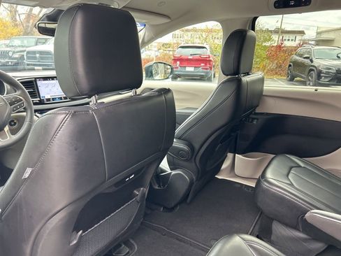 Certified 2024 Chrysler Pacifica Touring-L image 31