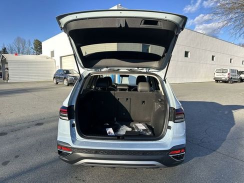 Certified 2025 Volkswagen Taos SE image 35