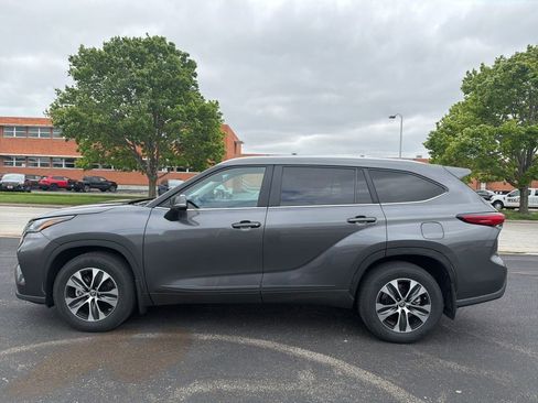 Used 2023 Toyota Highlander XLE AWD/4WD image 8