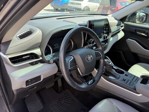 Used 2021 Toyota Highlander XLE AWD/4WD image 29