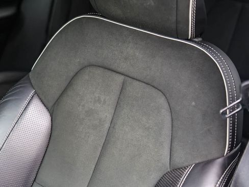 Used 2019 Volvo XC40 T4 R-Design FWD image 19