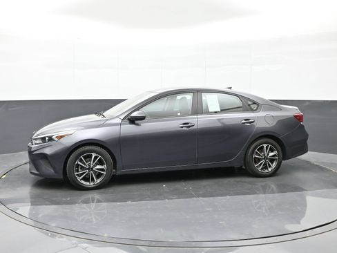 Used 2022 Kia Forte LXS FWD image 9