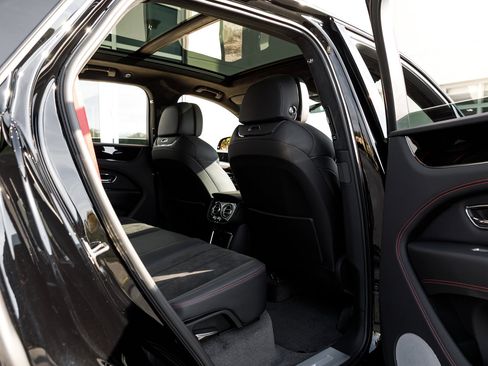 Used 2024 Bentley Bentayga image 42