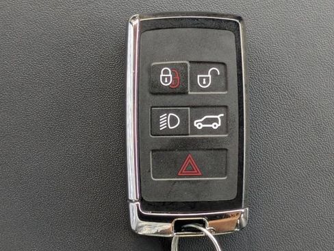 Used 2025 Land Rover Defender 110 X-Dynamic SE AWD/4WD image 29