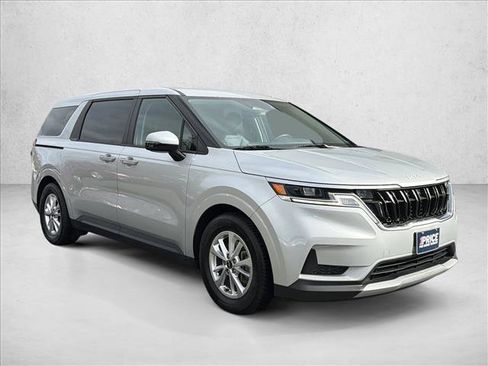 Used 2022 Kia Carnival LX image 3