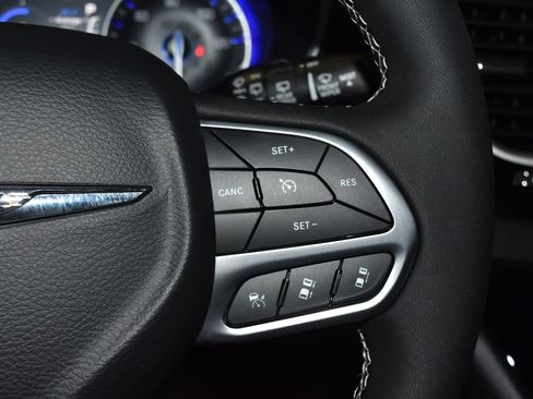 Used 2025 Chrysler Voyager LX FWD image 9