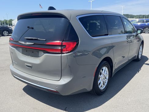 Used 2023 Chrysler Pacifica Touring-L FWD image 3