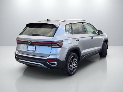 Used 2025 Volkswagen Taos SE FWD image 4