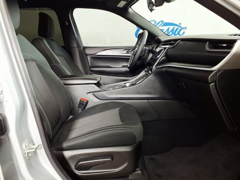 Used 2025 Jeep Grand Cherokee L Laredo RWD image 11
