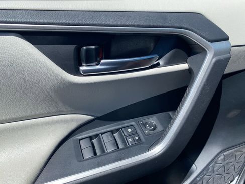 Used 2021 Toyota RAV4 XLE w/ Convenience Package FWD image 11
