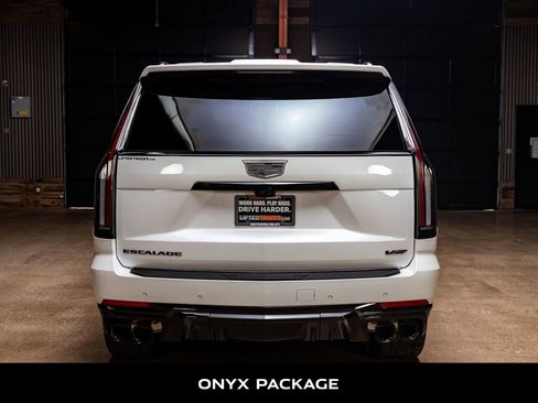 Used 2025 Cadillac Escalade V w/ LPO, ONYX Package image 7