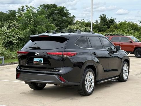 Used 2023 Toyota Highlander Limited FWD image 4