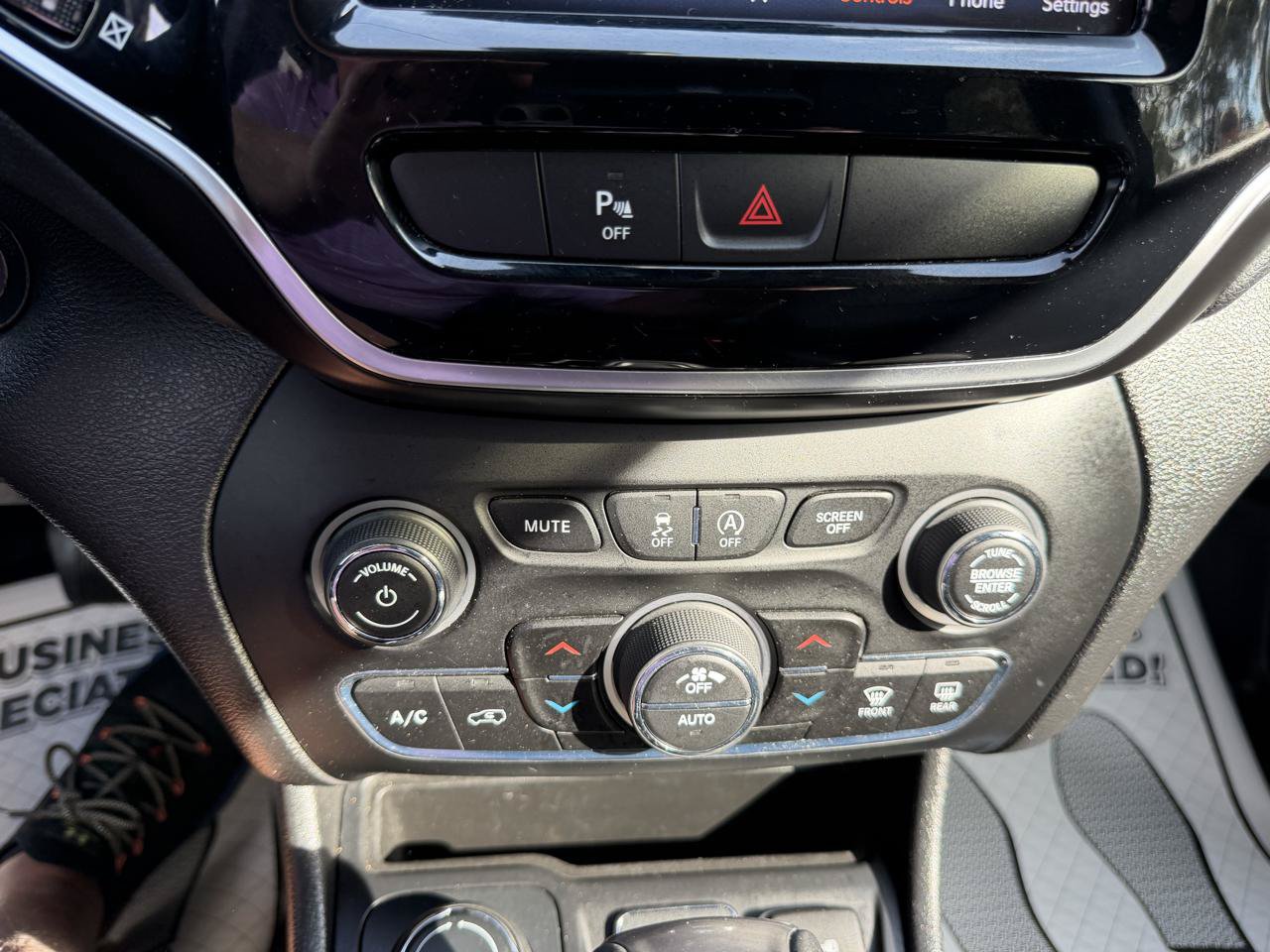 Used 2019 Jeep Cherokee Limited AWD/4WD image 14