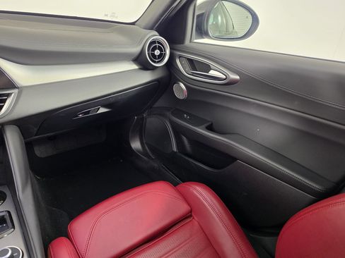 Used 2024 Alfa Romeo Giulia Veloce AWD/4WD image 36