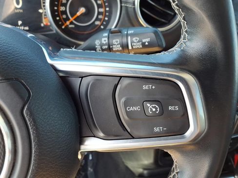 Used 2018 Jeep Wrangler Unlimited Sahara w/ Dual Top Group AWD/4WD image 9