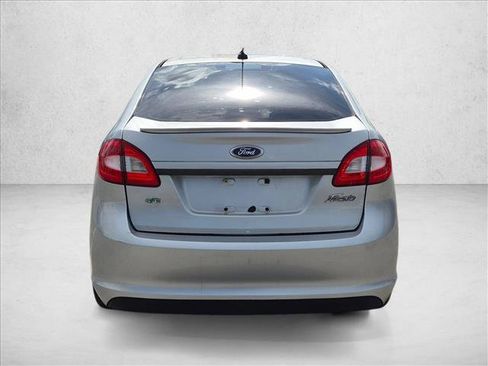 Used 2013 Ford Fiesta SE w/ Super Fuel Economy Pkg FWD image 6