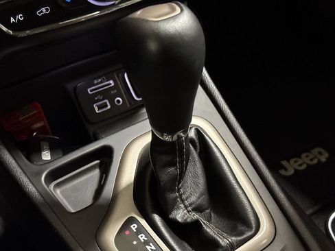 Used 2017 Jeep Cherokee Limited FWD image 17