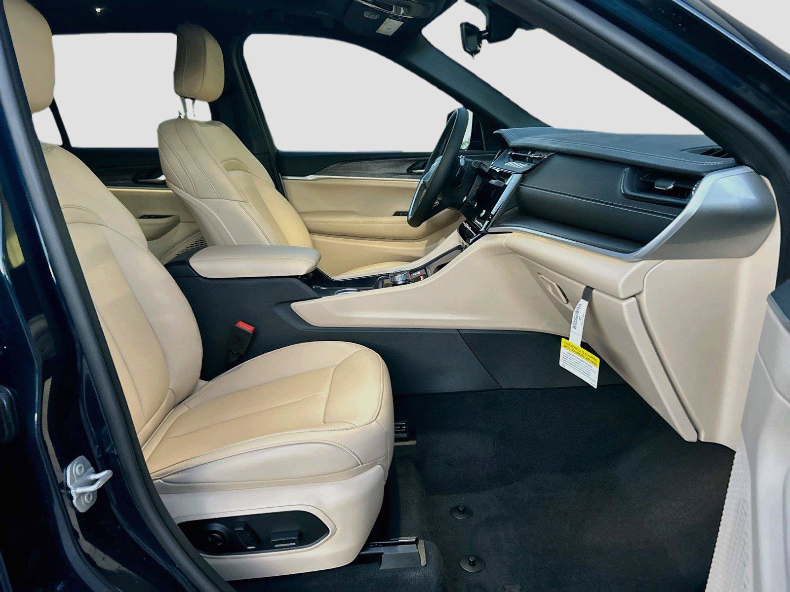 New 2027 Jeep Grand Cherokee Limited AWD/4WD image 17