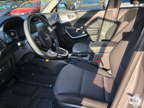Used 2025 Kia Soul LX w/ LX Technology Package image 28