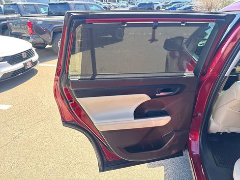 Used 2022 Toyota Highlander XLE AWD/4WD image 42