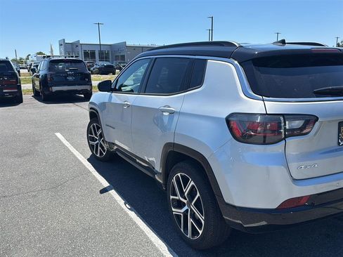 Used 2025 Jeep Compass Limited w/ Elite Group AWD/4WD image 5