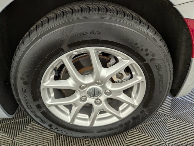 Used 2024 Chrysler Pacifica Touring-L FWD image 44