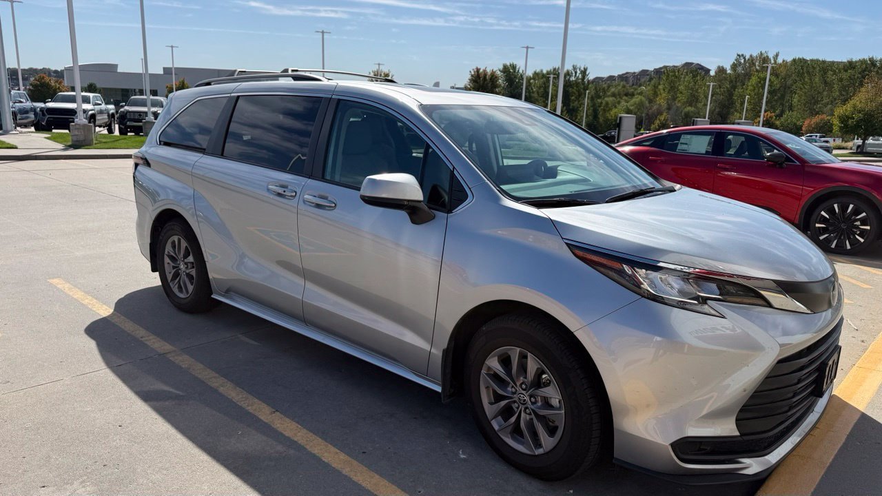 Certified 2023 Toyota Sienna LE w/ LE Plus Package AWD/4WD image 8