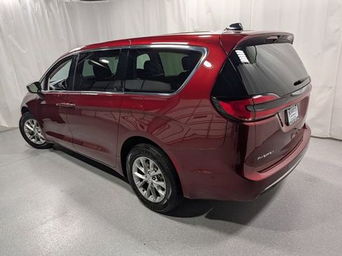 Used 2023 Chrysler Pacifica Touring-L AWD/4WD image 5