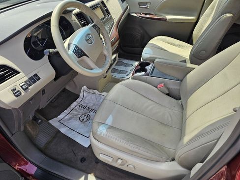 Used 2014 Toyota Sienna XLE w/ Entertainment Package FWD image 8