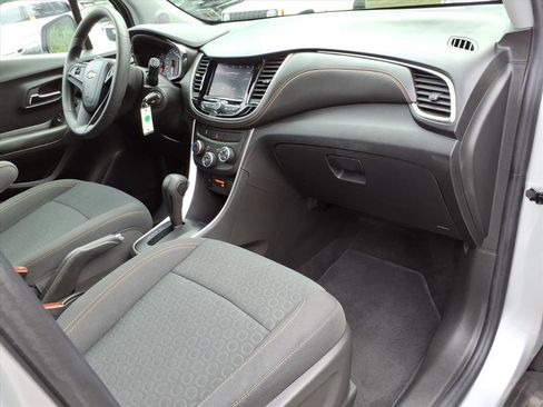 Certified 2022 Chevrolet Trax LS w/ Tint and Cruise Package image 11