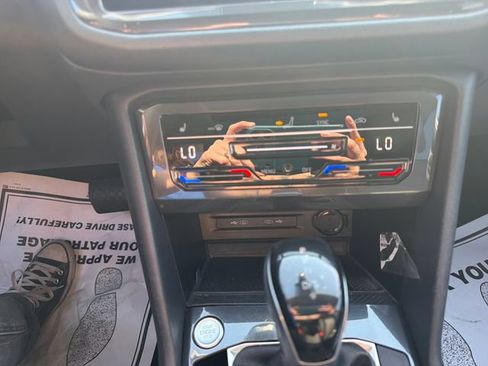 Certified 2023 Volkswagen Tiguan SE w/ Panoramic Sunroof Package FWD image 20