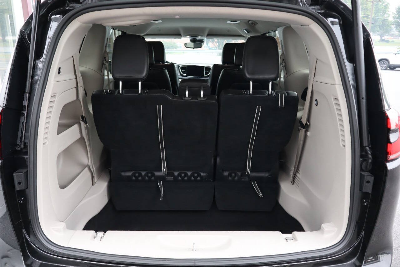 Used 2023 Chrysler Pacifica Touring-L FWD image 4