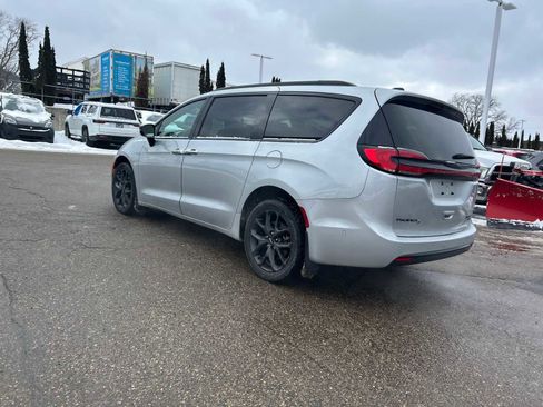 Used 2023 Chrysler Pacifica Limited w/ Uconnect Theater Family Group image 25