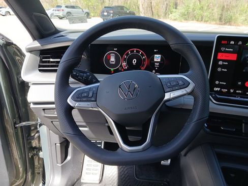 New 2026 Volkswagen Tiguan SE R-Line FWD image 14