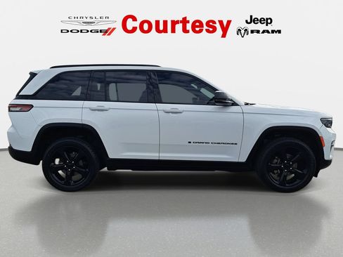 Certified 2024 Jeep Grand Cherokee Altitude AWD/4WD image 3
